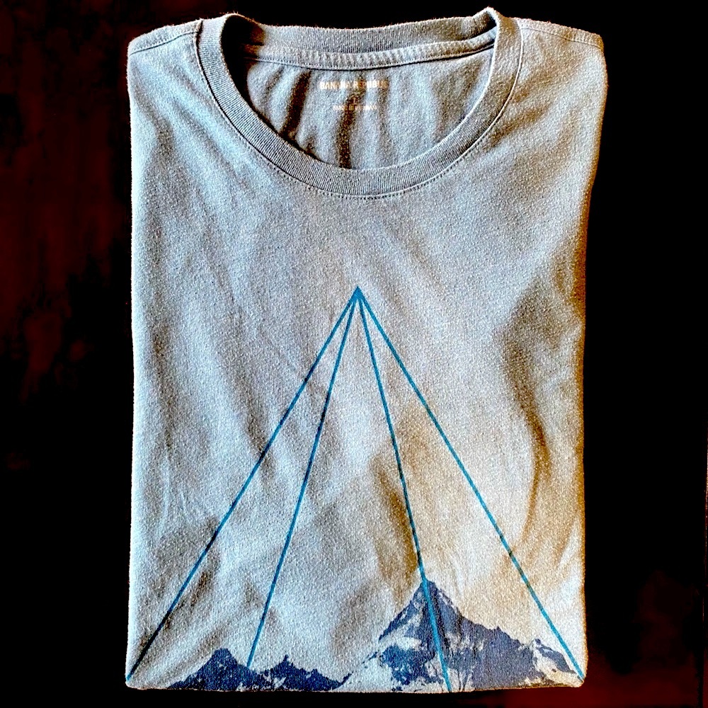 BananaRepublic Men’s Tee - Picture 2 of 3